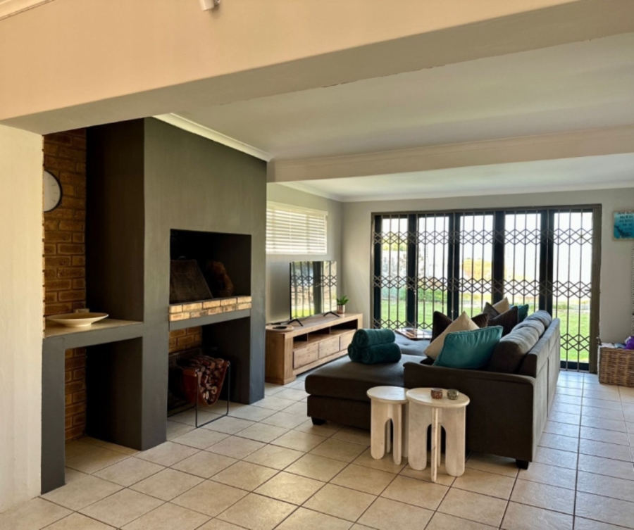 4 Bedroom Property for Sale in Sandbaai Western Cape